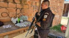 Policiais militares apreendem drogas e prendem criminoso em Tribobó, São Gonçalo